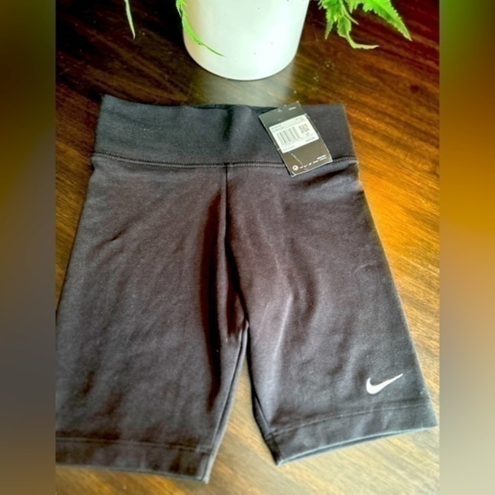 NWT Nike Sportswear Leg-A-See Women's Bike Shorts, Size XS - Picture 1 of 4
